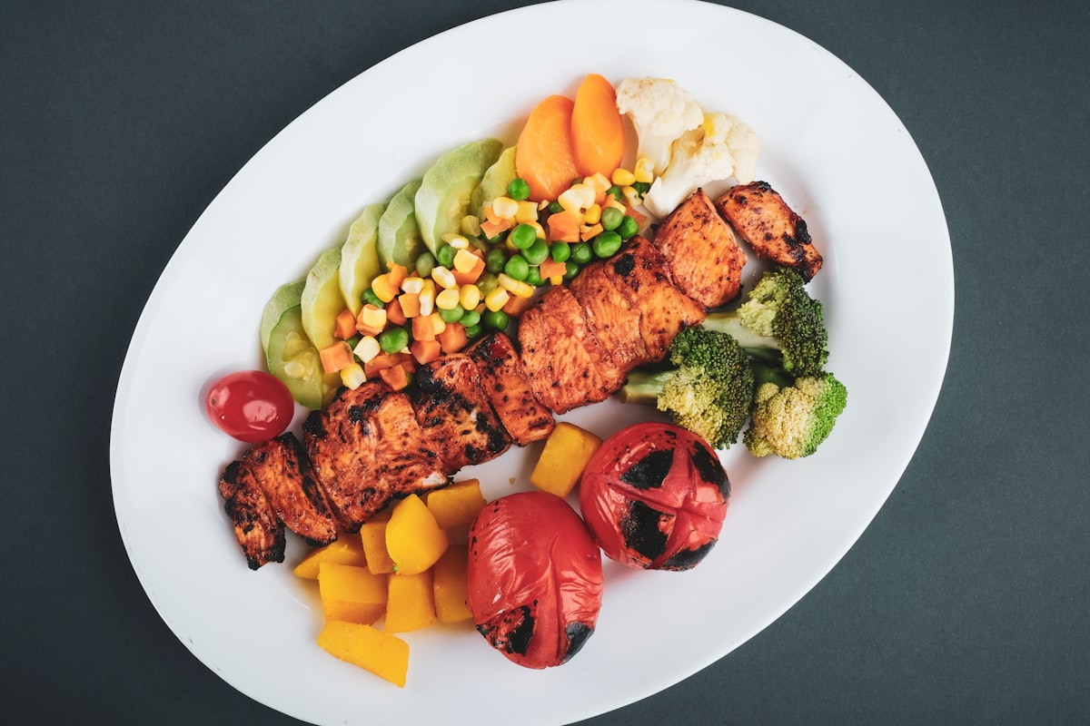 Gesunde Ernährung für Männer – Ausgewogene Mahlzeit mit Proteinen und Gemüse